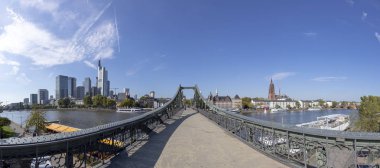 insanlar Mai ünlü tarihi yaya köprüsü Eiserner Steg manzaralı, skyline Frankfurt bir Main Nehri