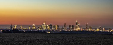 Skyline Frankfurt am Main ışıklı gökdelen ile erken sabah
