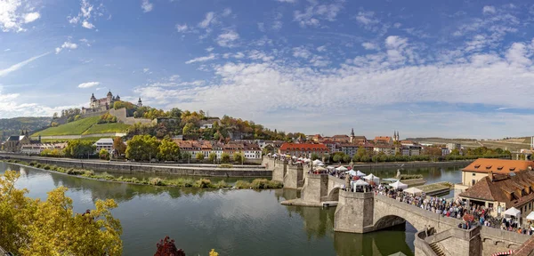 Panoramiczny Widok Twierdzy Marienberg Starego Zabytkowego Mostu Przekraczania Rzeki Main — Zdjęcie stockowe