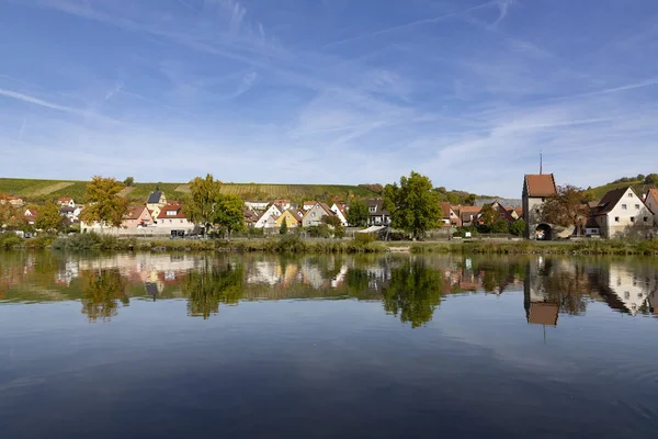 Schilderachtige Historische Dorp Van Frickenhausen Aan Rivier Main Met Reflectie — Stockfoto
