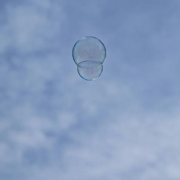 Seifenblasen Fliegen Den Blauen Himmel — Stockfoto