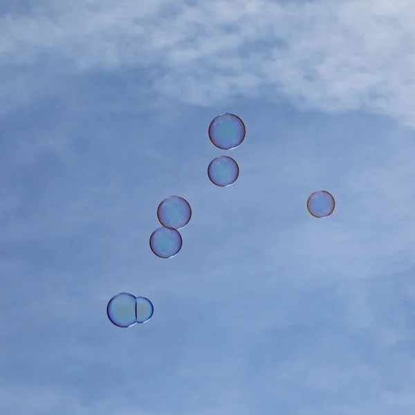 Мыльные Пузыри Летящие Голубом Небе — стоковое фото