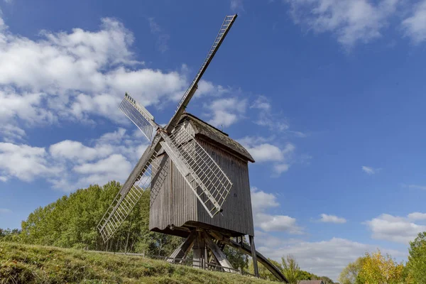 青い空の下で古い木製風車 — ストック写真