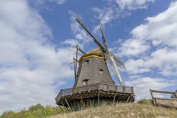 Starý Dřevěný Větrný Mlýn Pod Modrou Oblohou — Stock fotografie