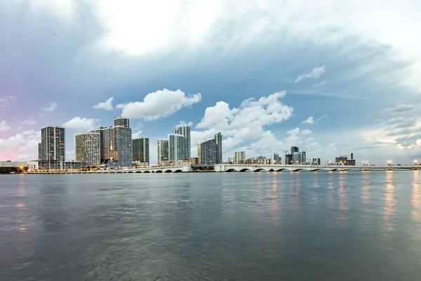 Miami Cidade Skyline Panorama Entardecer Com Arranha Céus Urbanos Ponte — Fotografia de Stock