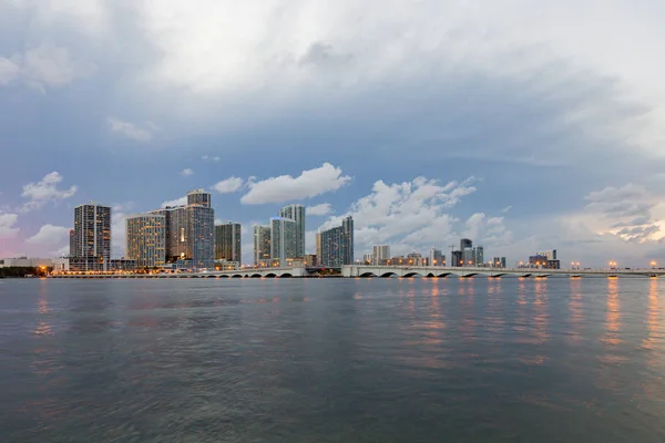 迈阿密市的天际线全景与城市的摩天大楼和桥梁的黄昏 — 图库照片