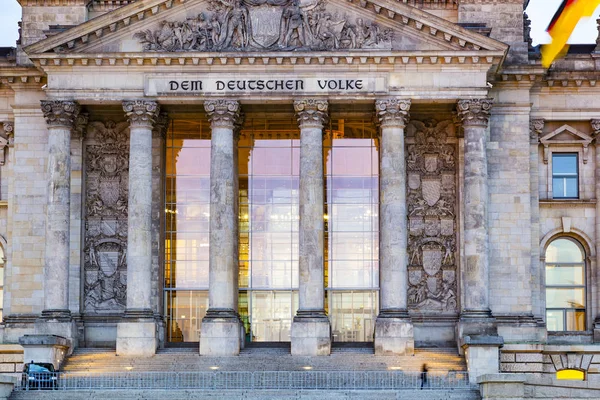 ドイツ ベルリン ミッテにある国会議事堂の入口 — ストック写真