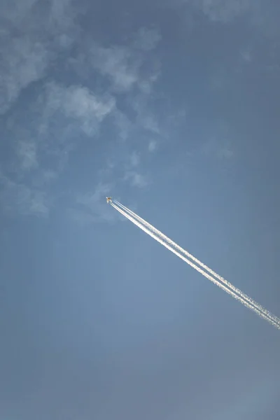 Letadla Contrail Ranním Slunci Oblohu — Stock fotografie