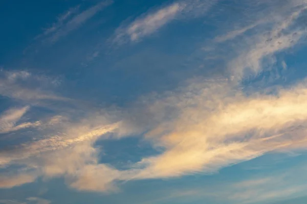 Cielo Del Amanecer Con Nubes Anaranjadas Cielo Azul Profundo — Foto de Stock