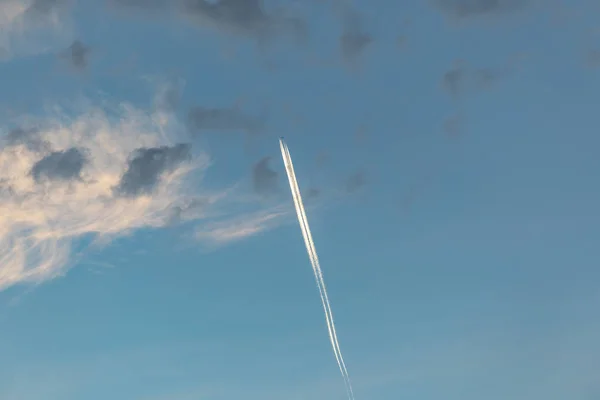 Vliegtuigen Met Condensspoor Ochtendzon Aan Hemel — Stockfoto