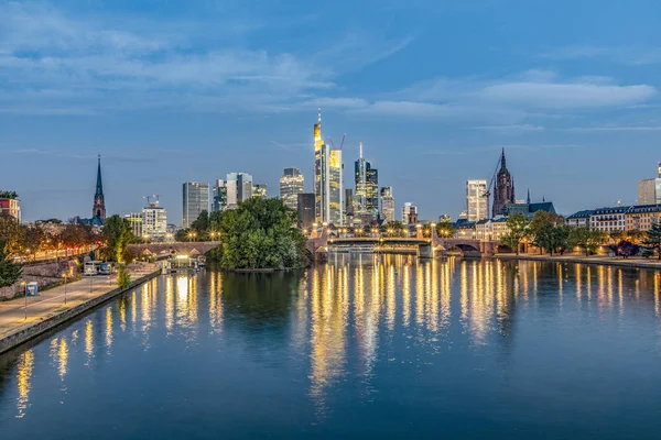 Skyline Frankfurcie Nad Menem Odbicia Rzeki Men Wczesnych Godzinach Rannych — Zdjęcie stockowe