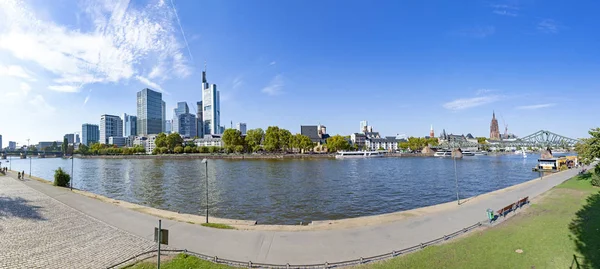 Skyline Frankfurt Main Nehri Ile Için Mesire Schaumainkai Görüntüleyin — Stok fotoğraf