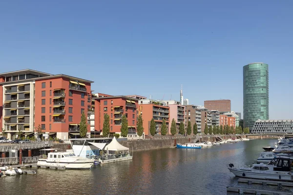 Westhafen 塔和私人公寓在法兰克福 德国在蓝天下 — 图库照片