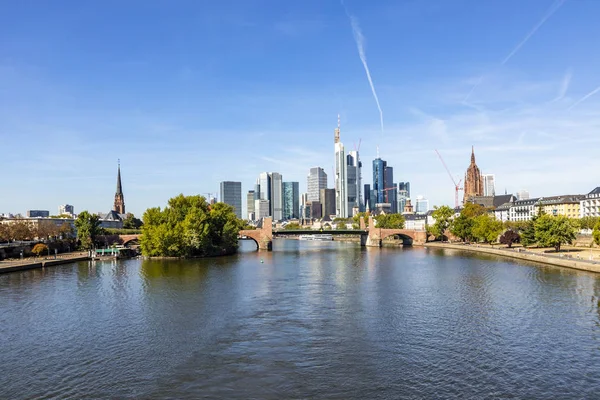 Горизонт Франкфурта Майні Річкою Головна — стокове фото