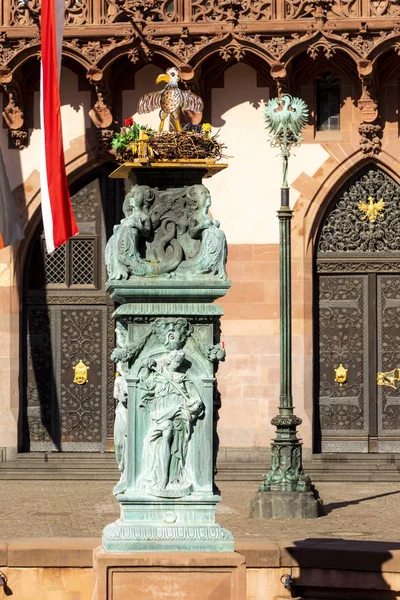 Alter Brunnen Römer Mit Provisorischem Stoch Nest Und Allegorien Aus — Stockfoto