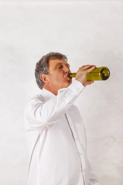 男人喝红酒一瓶 — 图库照片