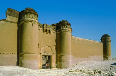 Qasr al-Hayr al-Meşgin Alsukhnah, Suriye Suriye çölde kalede. 728-29 CE çöl fauna zengin bir alanda Emevi Halife Hişam b. Abd al-Malik tarafından inşa edilmiş.