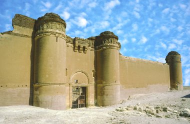 Qasr al-Hayr al-Meşgin kale Alsukhnah, Suriye Suriye çölde. 728-29 CE çöl fauna zengin bir alanda Emevi Halife Hişam b. Abd al-Malik tarafından inşa edilmiş.