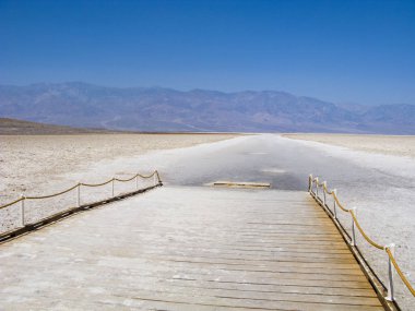 Öğle ısı ABD'de Badwater, Ölüm Vadisi, Saltsee ve Badwater havzasında