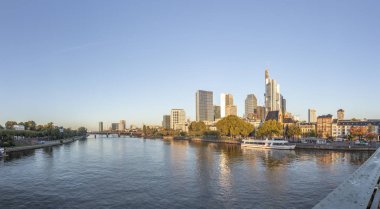 Skyline Frankfurt am Main Nehri sunrise ana ile