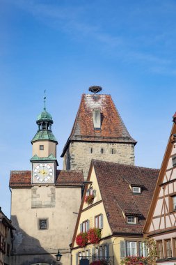 Rothenburg ob der Tauber leylek ile iç içe üstte tarihi kent kapısı