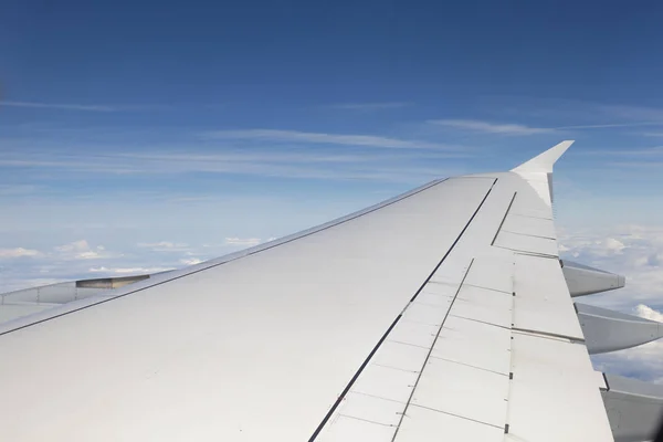 Skrzydła Samolotu Pasażerskiego Błękitne Niebo — Zdjęcie stockowe