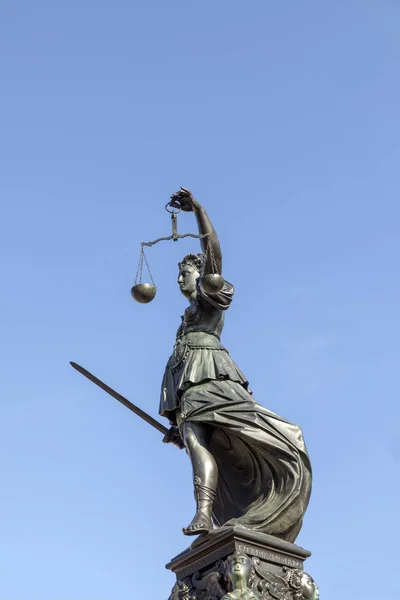 フランクフルトで レーマーに正義の女神の泉 — ストック写真