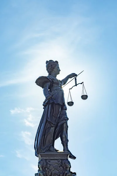 フランクフルトで レーマーに正義の女神の泉 — ストック写真
