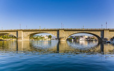 Havasu Gölü 'ndeki Londra Köprüsü, Amerika' daki orijinal taşlarla yeniden inşa edilmiş eski tarihi köprü.