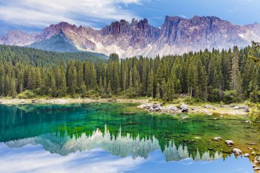 Zümrüt dolomites gölde çok açık