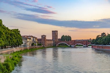 Verona nehir adige ve eski Roma Köprüsü günbatımı manzarası