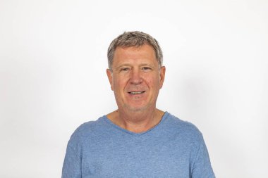 beyaz izole çekici olgun adam portresi