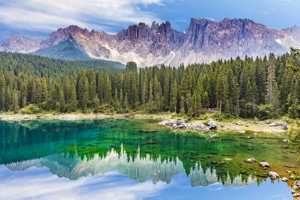 Lago Esmeralda Perfectamente Claro Dolomitas —  Fotos de Stock