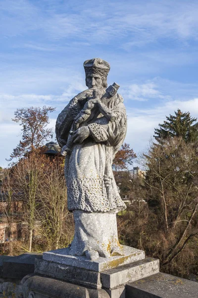 Άγαλμα Του Επισκόπου Nepomuk Ένα Σταυρό Στην Παλιά Γέφυρα Ποταμό — Φωτογραφία Αρχείου