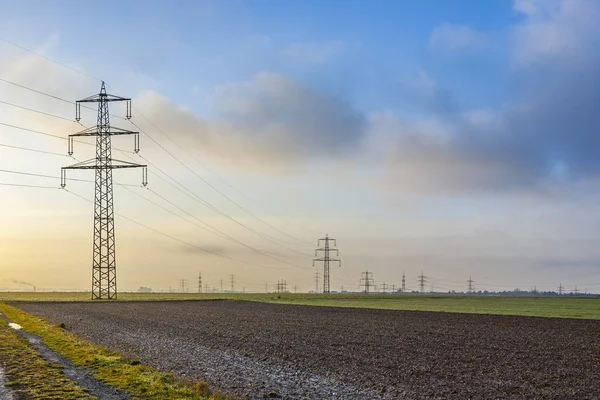 Torre Eléctrica Paisaje Con Nubes Oscuras —  Fotos de Stock