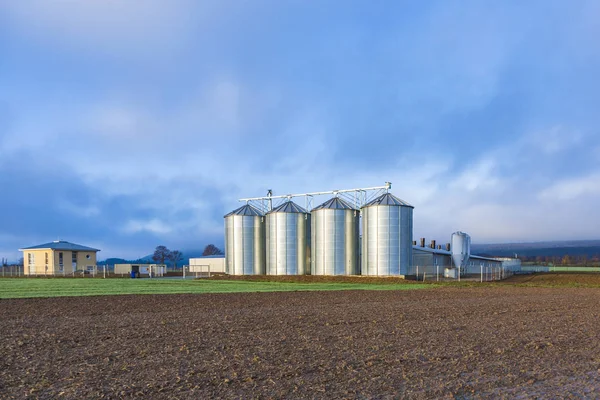 Silo Prachtige Landschap Met Dramatische Licht Geplaatst Plouged Hectare — Stockfoto