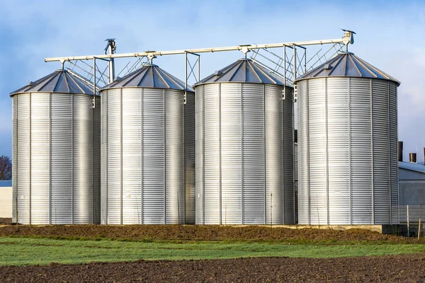 Silo Prachtige Landschap Met Dramatische Licht Geplaatst Plouged Hectare — Stockfoto