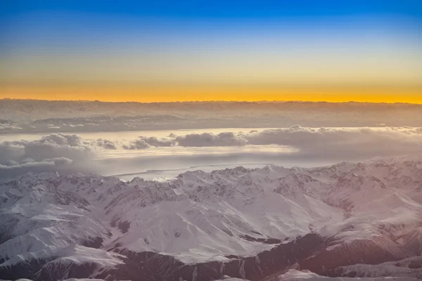在柔和的晨光下的喜马拉雅山空中 — 图库照片