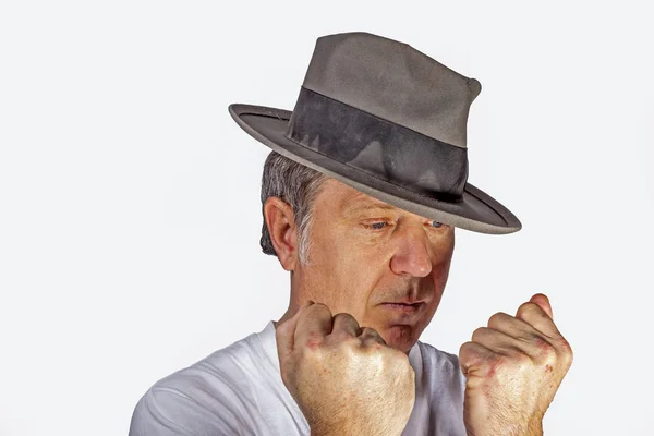 Homme Avec Chapeau Isolé Sur Fond Blanc — Photo