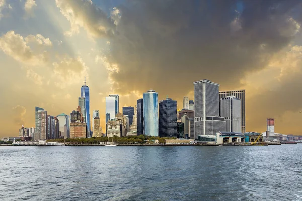 Skyline Speculare New York Con Cielo Drammatico — Foto Stock