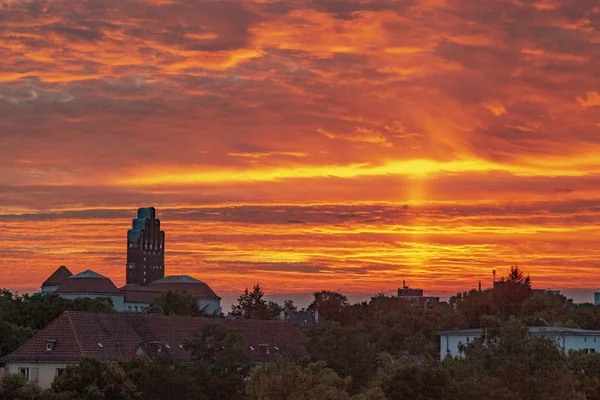 Kolorowy Zachód Słońca Darmstadt Widokiem Słynne Wesele Wieża Mathildenhoehe — Zdjęcie stockowe