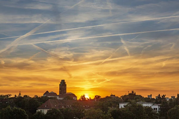 Kolorowy Zachód Słońca Darmstadt Widokiem Słynne Wesele Wieża Mathildenhoehe — Zdjęcie stockowe