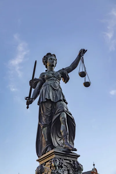 Giustizia Signora Con Scala Simboleggia Legge Sotto Cielo Blu — Foto Stock