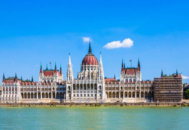 Budapeşte 'de Tuna Nehri ile ünlü Macar parlamentosu
