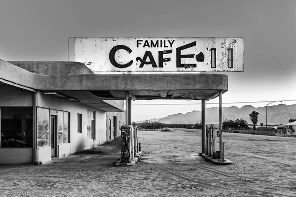 Заброшенная Автозаправочная Станция Пустыне Центре Пустыни Закате — стоковое фото