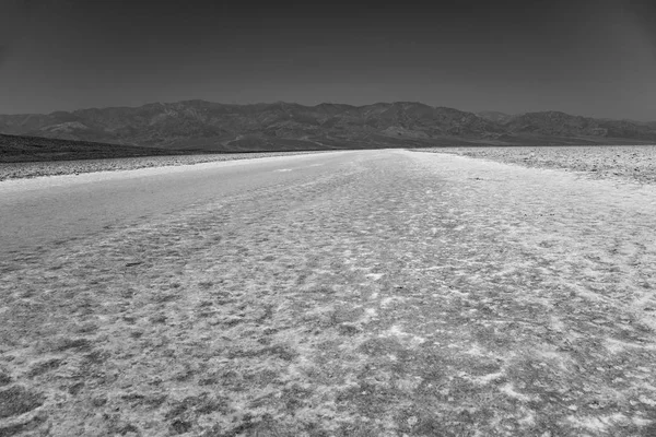 Saltsee Badwater Basin Badwater Death Valley Usa Middag Hitte — Stockfoto