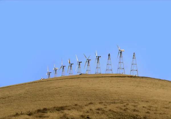 Ветрогенераторы Холмах Сан Франциско Голубым Небом — стоковое фото