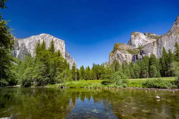 Merced River Med Berømte Rock Captain Yosemite Valley Sommerdag - Stock-foto