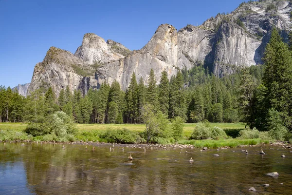 Řeka Merced Yosemitský Parku Obří Skály — Stock fotografie