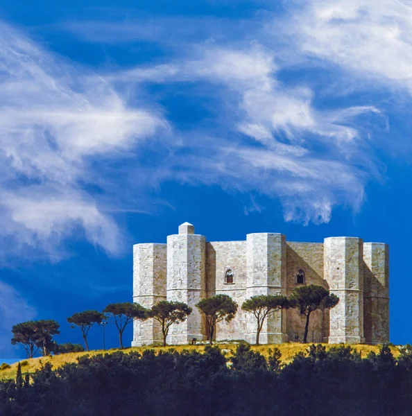 Castel Del Monte Está Situado Uma Colina Solitária Sudeste Itália — Fotografia de Stock